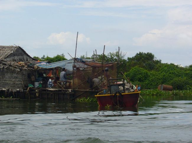 海老の養殖を生業とする家。<br />一家総出で、海老の仕分け中。