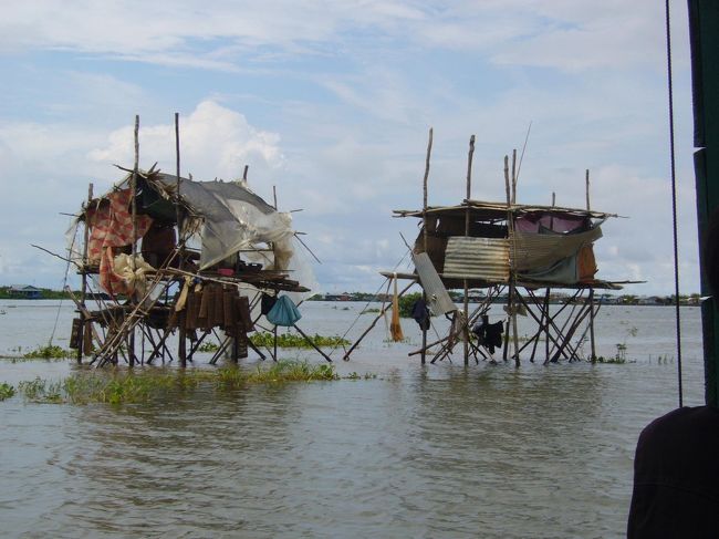 水上集落の生活レベルも、いろいろだなぁ…<br />雨風を防ぐのも無理そうな家を見かけ、いろいろと考えさせられる…