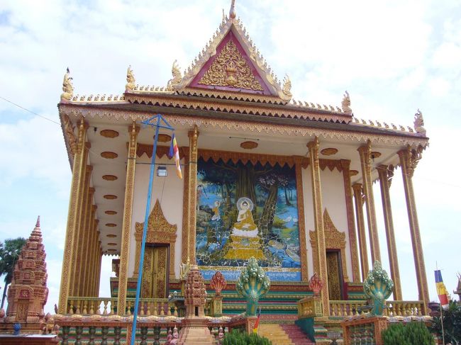 クルーズの後は、湖畔にあるお寺を見学。<br />タイなどでよく見かけるタイプのお寺。<br />現代建築って感じで、遺跡とは大分雰囲気が違います。