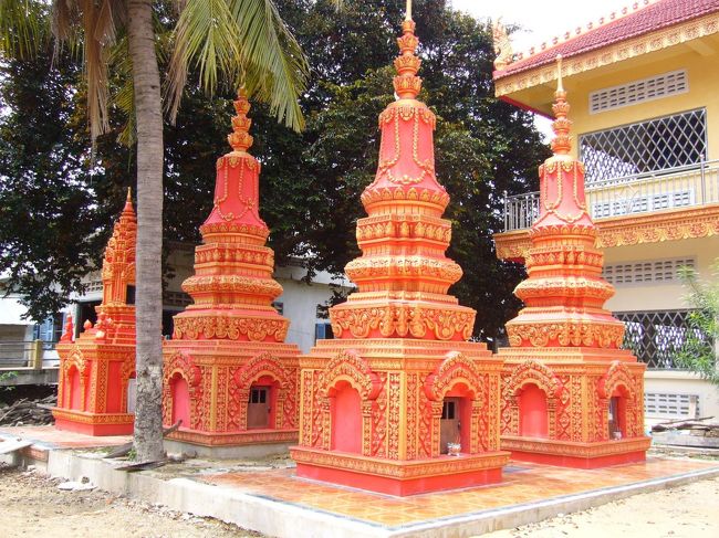 お墓。<br />バイクのドライバーさん曰く、働いてお金を貯めて、お墓を建てるのが、カンボジア人の目標だそう。