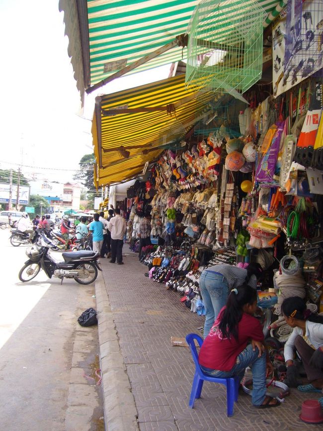 オールドマーケット。<br />お土産ものやら、食べ物やら、いろんなものが売られていて、見ているだけで楽しいー☆<br />ここでカンボジア式ズボンを購入♪涼しくって、現在愛用中。
