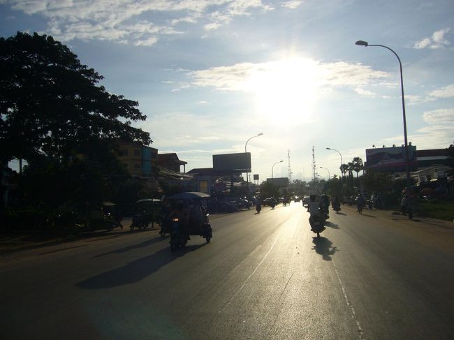 観光を終え、ホテルに戻ってパッキング。<br />名残惜しい気持ち100％のまま、バイクに揺られて空港に向かいます。<br />アスファルトに照りかえる夕日がまぶしくて、綺麗で…センチメンタルな気分。　<br />帰りたくない！！！！！