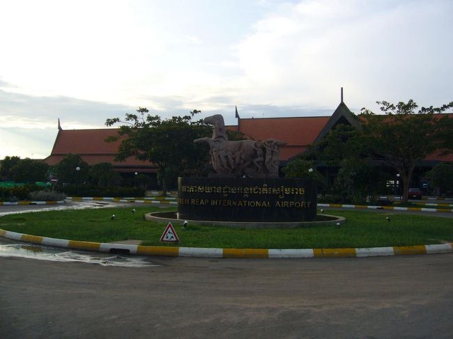 シェムリアップ国際空港。<br /><br />4日間お世話になったバイクのドライバーさんに、少しだけどチップを渡して、お別れタイム。<br />あぁ〜…　帰りたくない！！！！(再)