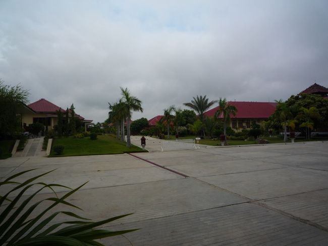 モンユワで御世話になるウィン･ユニティ･リゾートです。シーズンオフなのかお客さんはほとんどいませんでした。