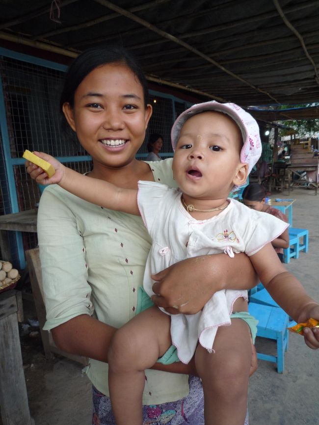 シュエズィーゴン寺院にて<br />お母さんはまだ若そうですね。