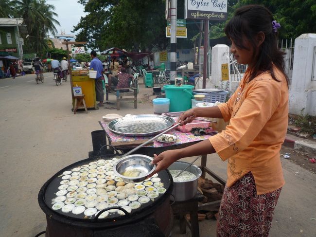 路上マーケットです。<br />これはミャンマー版たこ焼き「モン・リンヤマー」安くて美味しい庶民派のお菓子です<br />食べてみましたが、結構いけます。