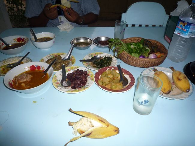 食べ散らかしでゴメンナサイ。<br />バナナの形が面白いでしょ。