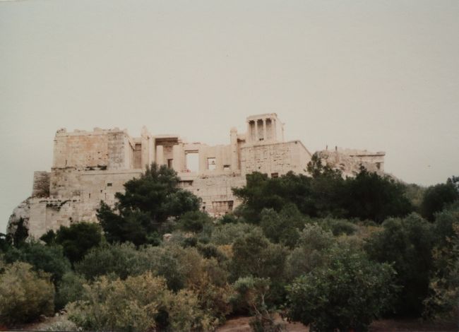 初めて訪れる外国の地はギリシャのアテネ。<br />古代遺跡が多い国なので、とても楽しみにしていた。<br /><br />アテネの外れにあるアクロポリスの丘。<br />