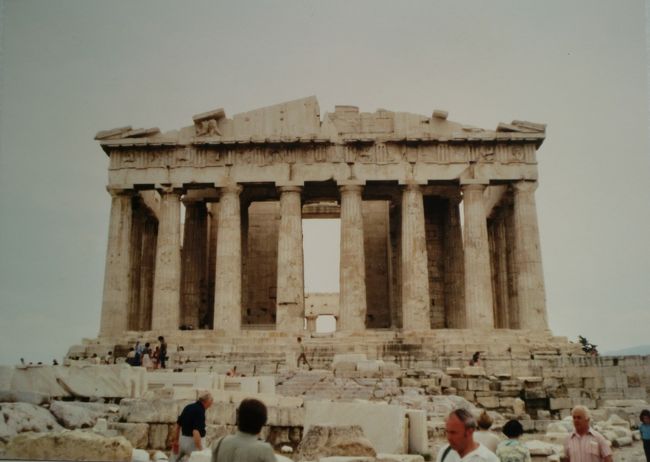 アクロポリスの丘にある、パルテノン神殿。<br />古代ローマ時代の紀元前５世紀に建てられた。<br />１５世紀オスマントルコの占領の際、建物が破壊されたとのこと。