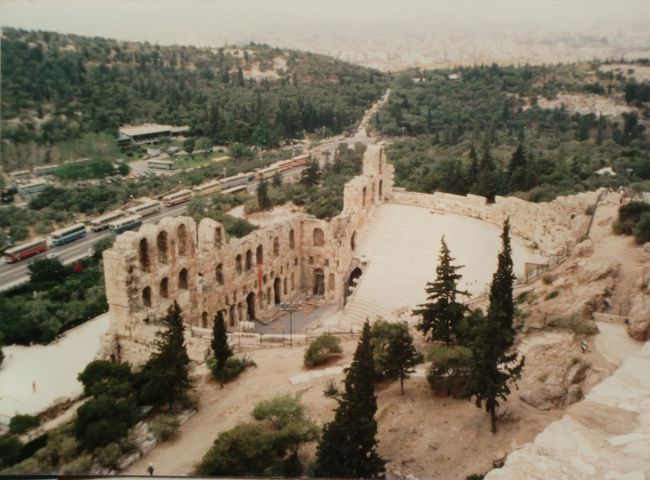 アクロポリスの丘から見下ろすヘロデス・アティコス音楽堂。<br />紀元２世紀に建てられたもので、現在は修復されて、野外コンサートなどに使用されている。