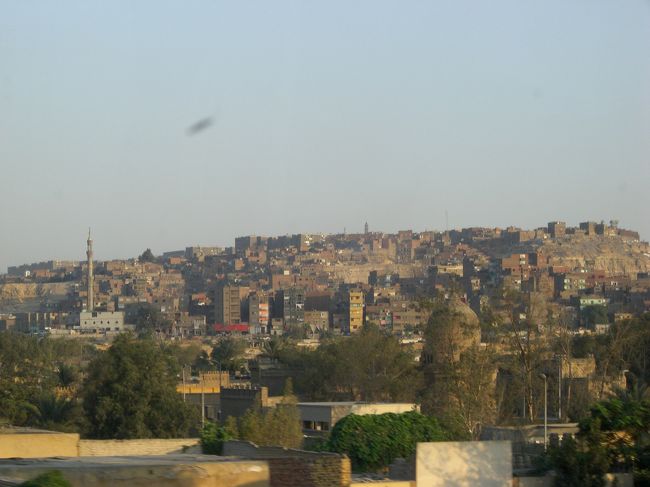 カイロにつきましたー<br /><br />家がひしめき合ってる・・・