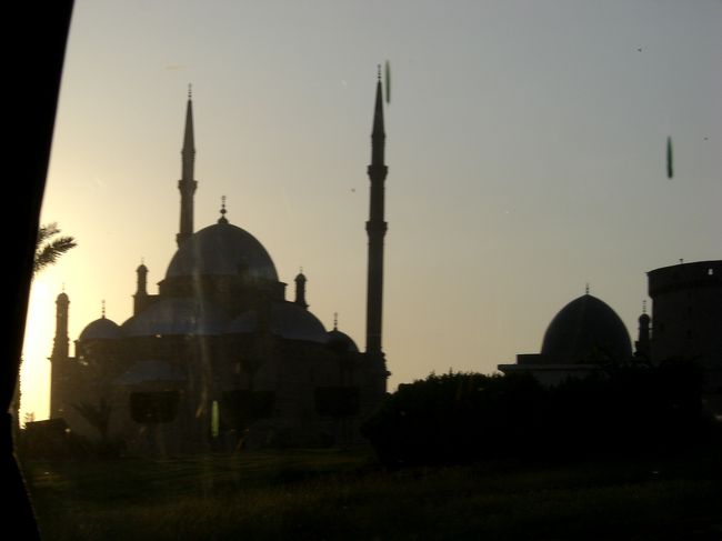 バスの中から撮影した「ムハンマド・アリ・モスク」。<br /><br /><br />カイロからはツーリストポリスが同行します。<br />常に銃を携帯していて、スーツの上着からチラ見えしてました。<br /><br />