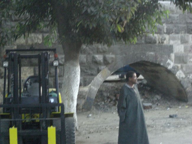 ガラベーヤをきたオッサンをよく見かけます。<br /><br />基本的にみなさんメタボ・・・<br />辛〜い・甘〜い、食生活なら納得。