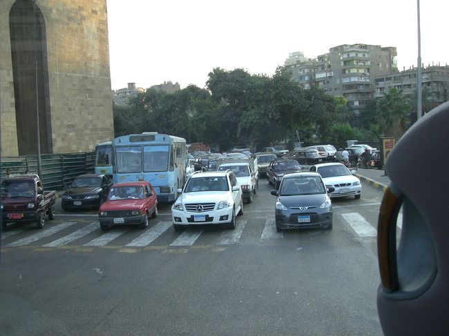 エジプトは運転マナーがとてつもなく悪いです。<br /><br />信号がなかったり、あっても壊れてる、壊れてなくても守らない<br /><br />・・・のですが、これは奇跡的に交差点で止まっている様子をとらえたものです！！　笑<br /><br /><br />ちなみに、今回の旅行で人身事故未遂が１件、交通事故は１件見かけました。<br /><br />