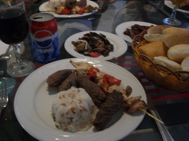 今日の夕食は「フィッシュボート」にてコフタ、ケバブをいただきました。<br /><br />コフタはハンバーグみたいな感じで、おいしかった！<br /><br />串に刺さってる赤いのはめちゃくちゃ辛かったです！<br /><br />同じツアーの人は辛くないよって言ってましたが・・・<br />うーん、私のがハズレ？？