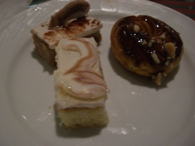 お決まりの甘いケーキ。<br /><br />これはあまり甘すぎず、おいしかった気が・・・<br />味覚がエジプト化！？