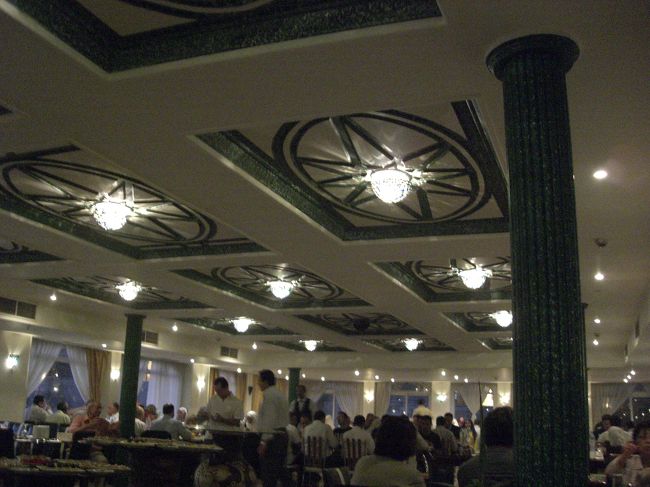 お店の中はこんな感じ。<br /><br /><br />本日のお泊りは「ラムセス・ヒルトン」です。<br />もうこの日はクタクタで、お部屋の写真がとれませんでした・・・<br />全体的に古い印象でしたが、部屋の一部の壁が鏡になっていて、広く感じました。<br />ベッドも広くて快適〜♪<br />トイレの目の前に、日本では見かけないような独立型ウォシュレットがあり、ちょっとドキドキしながら使いました。<br /><br />明日はエジプト旅行のハイライト！！ピラミッド観光です。