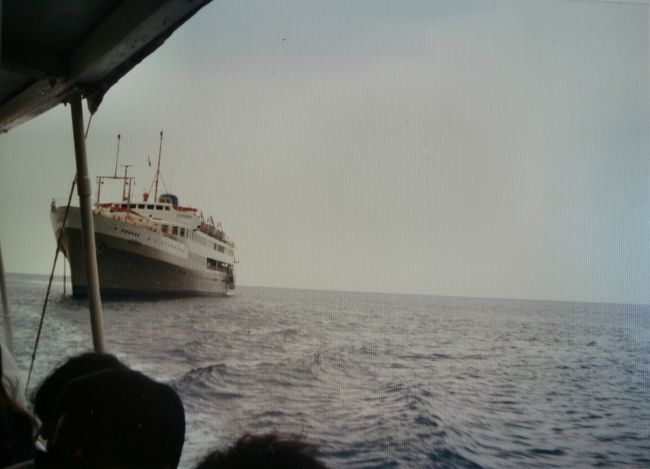 アテネのピレウス港から、一日だけのエーゲ海クルーズに出発。<br />クルーズ港のため豪華客船も寄港するとか。