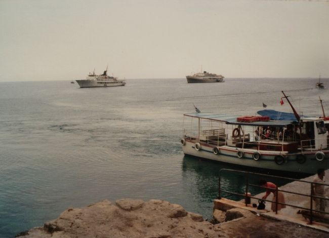 アテネのピレウス港から一番近いエギナ島。<br />面積は８７平方キロあり、結構大きな島だ。<br />ギリシャの中で最も美しいと言われる神殿がある。