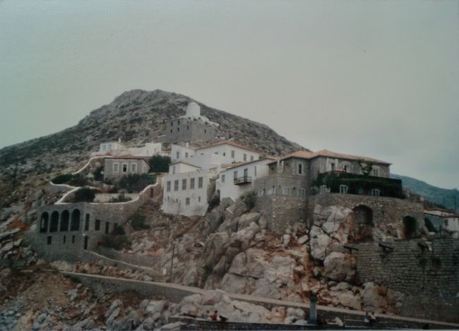 イドラ島は６４平方キロというから、こちらも結構大きな島。<br />ギリシャ特有の白壁の建物も見える。 