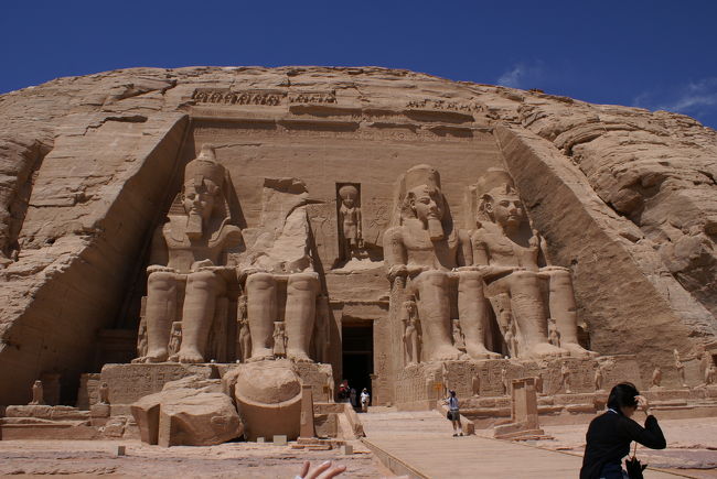 建築王ラムセス２世の名作<br /><br />幅３８ｍ<br />高さ３２ｍ