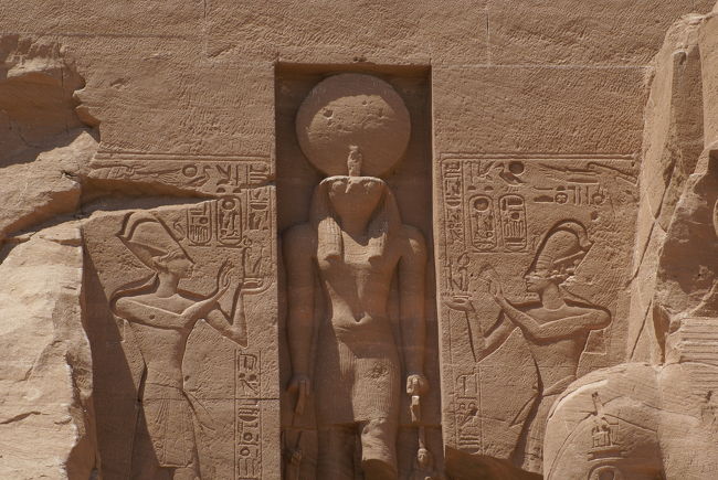 真ん中には太陽神　ラーホルアクティ<br /><br />この神殿が太陽神に捧げられたことを<br />物語る