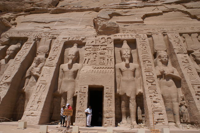 こちらは王の妻　ネフェルタリ神殿<br /><br />王と王妃の像が同じ大きさであることは<br />類がなく、王の寵愛の証である<br /><br /><br />この役人がこっそり鍵を渡してくれて<br />チップをせびりますが、写真撮影には<br />この鍵は値打ちあります（笑）