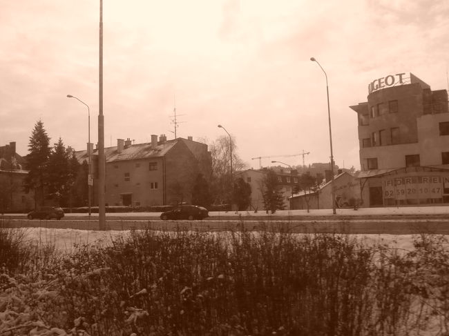 ちょっとさびれた町なので、セピアで撮ってみました