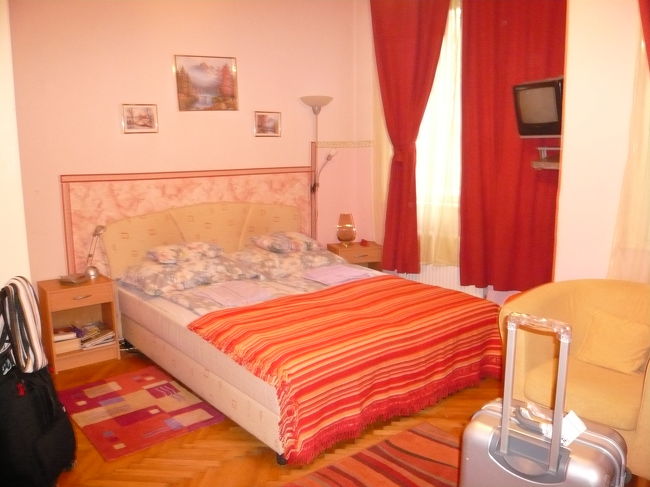 駅を降りたとたん客引きRosaさんに捕まる(笑)<br />案内されたのはエルジェーベト橋のすぐ近く<br />Apartment Rosa<br />１泊大体２０００円くらいかな？<br />とっても可愛らしいアパートでした！<br /><br />http://www.travel-library.com/b&amp;b/europe/hungary/budapest/apartment_rosa.html<br /><br />