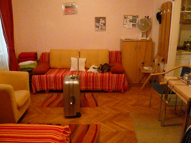 ダブルベッドにソファ、キッチン、冷蔵庫までついて<br />まさに暮らしているような感じ♪<br /><br />ただ、バスタブが付いているんですが、<br />お湯がたまる前にお湯切れします(笑)<br />先にお湯を準備することをおススメします(笑)