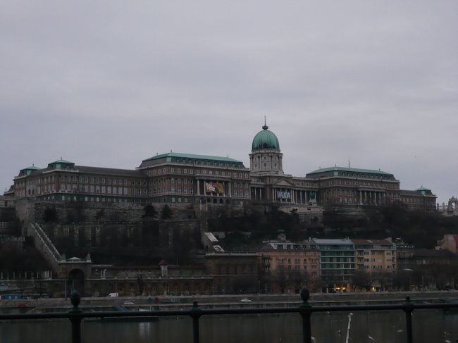 またまたどんよりした天気ではありますが、<br />王宮にうっとり・・・