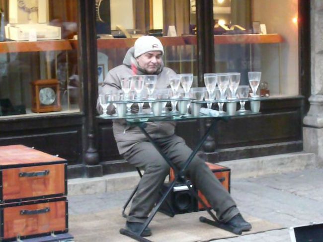 グラスに水を入れて演奏♪<br />ストリートミュージシャンもなんだか一味違います