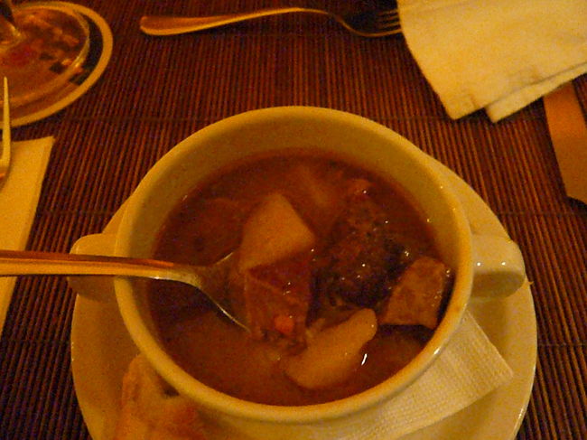 そしてお楽しみのグヤーシュ!!!<br />チェコと違ってさらさらスープです♪<br />油の膜でスープはあつあつ！<br />ポトフ系かな？<br />ゆうゆはこっちのほうが好きです♪