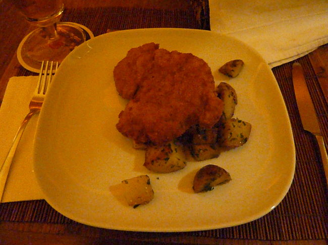 そしてここでもカツレツ！<br />カレー風味で塩コショウが効いてます☆<br />ご飯にも合いそう〜