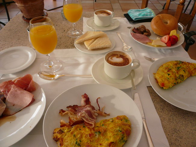 プールサイドのレストランで、オムレツは注文後作ってくれます。