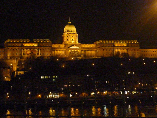 日が暮れると王宮の表情も一変します。<br />ライトアップされて本当に美しい夜景です。