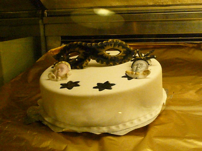 ケーキ屋さんのショウウィンドウ。<br />日本のケーキとはまったく違います・・・