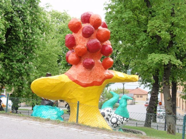 野外アートがお出迎え。