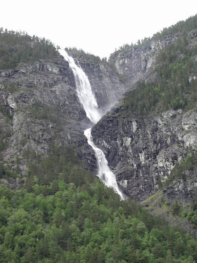 フィヨルドの風景では、こんな滝が頻繁に見られます。