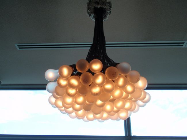 ミュージアムカフェの電球ライト。