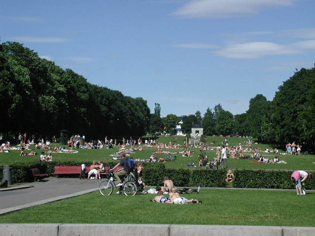 この公園。肌の露出度が高い気がします。