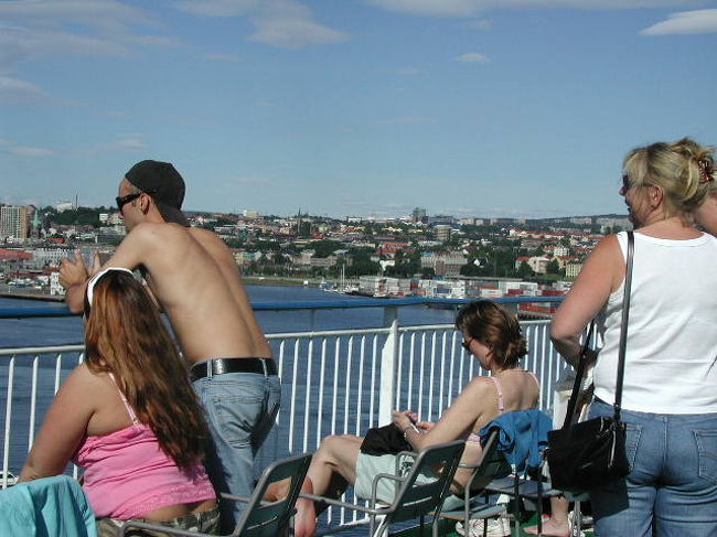 やっぱり船上も露出度が高い気が…。