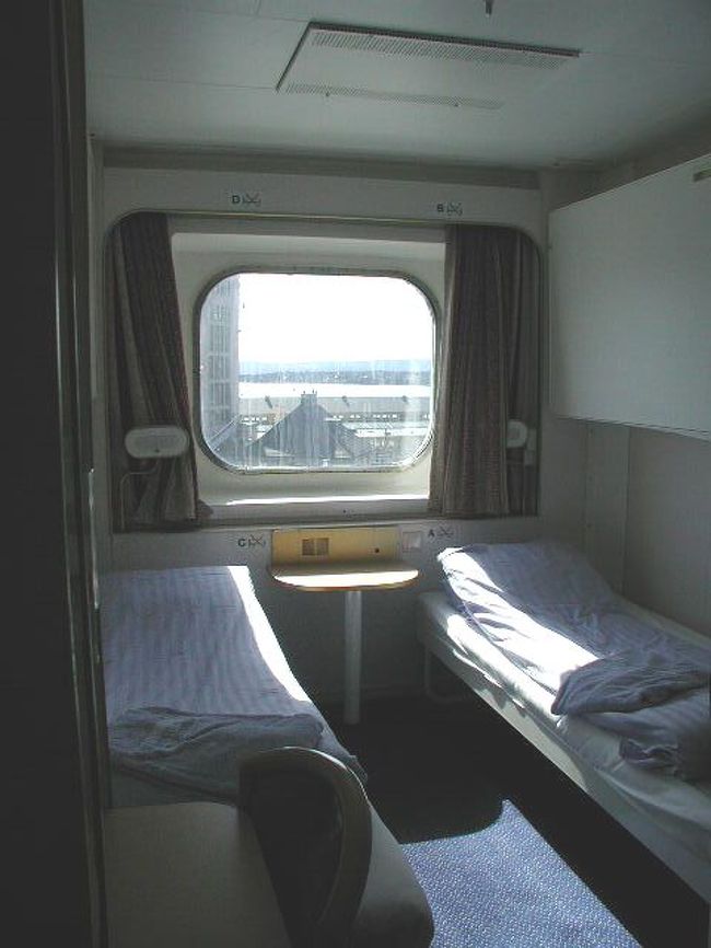 船室です。豪華ではないですが、必要なものはそろってます（トイレ・シャワー付）。ま、ここでは寝るだけですし、足伸ばして寝てる間に移動ができるなんて素敵です。
