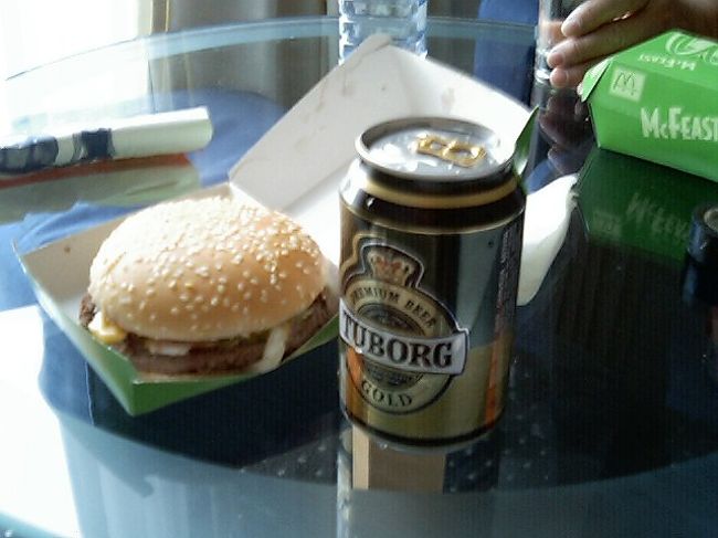 で、最終日の夕飯は「マクドナルド」（とビール）でして。同行者が足が痛くて出かけられなくなってしまったゆえ、近所のマクドナルドで買ってきました。