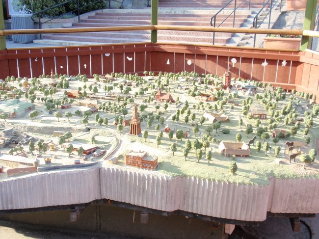 スカンセン野外博物館の模型。<br />かなり広い事が分かります。<br /><br />あと、敷地内にはびっくりするほど大きい鳥が<br />放し飼いになっています。<br /><br />鳥が苦手な方は厳しいｶﾓ。。