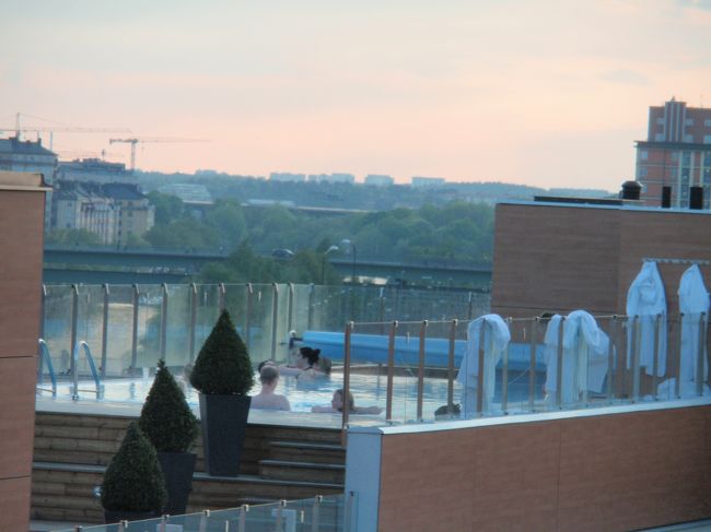 ホテルのプール。<br /><br />もう夜だけど寒くないんかなぁ。