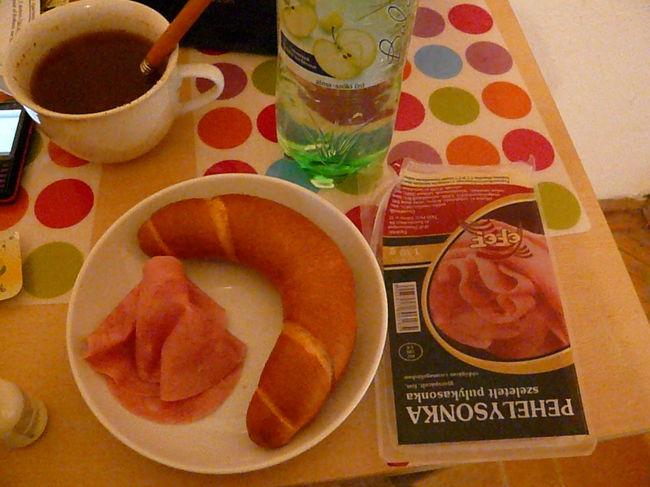 今日の朝食は24時間スーパーで<br />パンとハムをゲットー!!<br />なんとこのパン日本円にして約１０円!!!<br />安い・・・安すぎる・・・