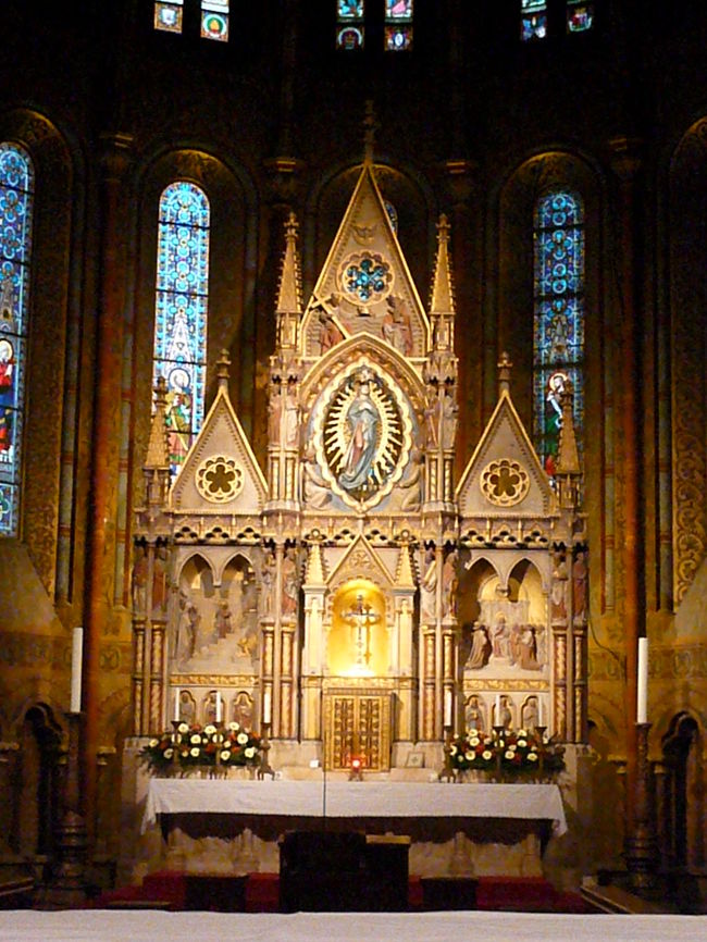 ネオゴシック様式の主祭壇です。<br />