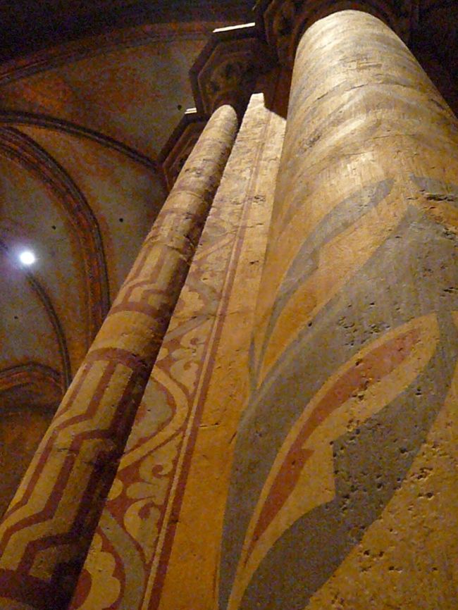 柱にもびっしりと模様が描いてあります。