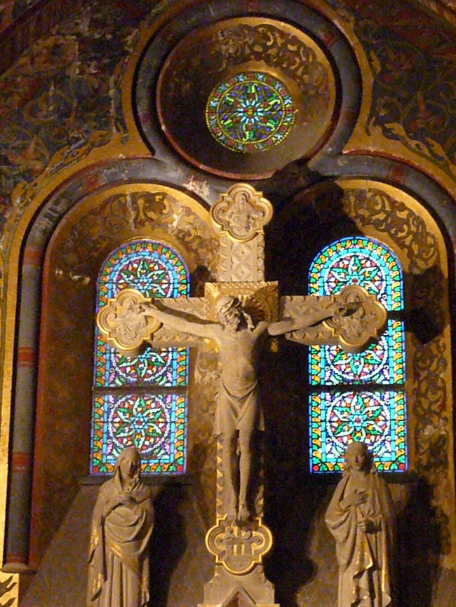 ステンドグラスの光がなんともいえず美しいです。